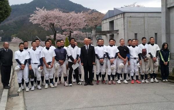 市長が中央に立ち、篠山産高の野球部員達と一緒に桜をバックにして写っている集合写真